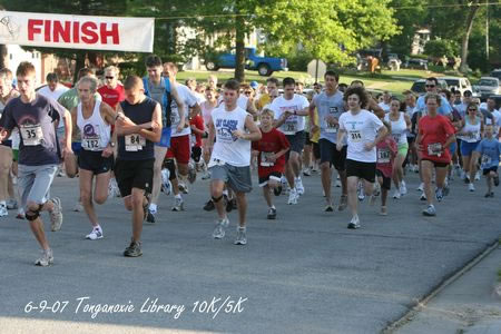 Photo of Tonganoxie Library Run start.