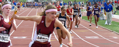 Photo of handoff in the grils 4x100 prelims